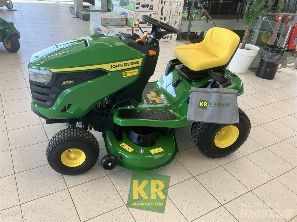 John Deere X107 Mauriņa traktors
