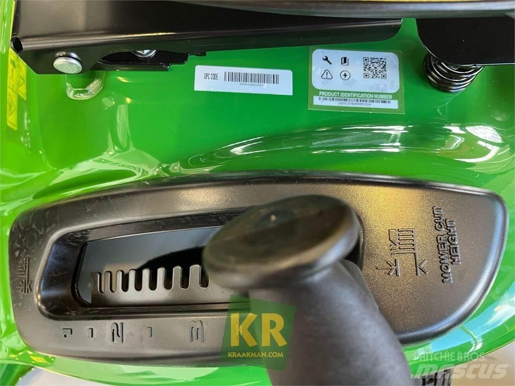 John Deere X127 Mauriņa traktors