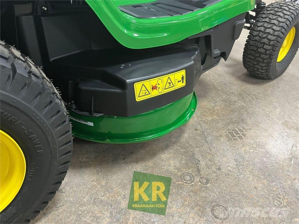 John Deere X147R Mauriņa traktors