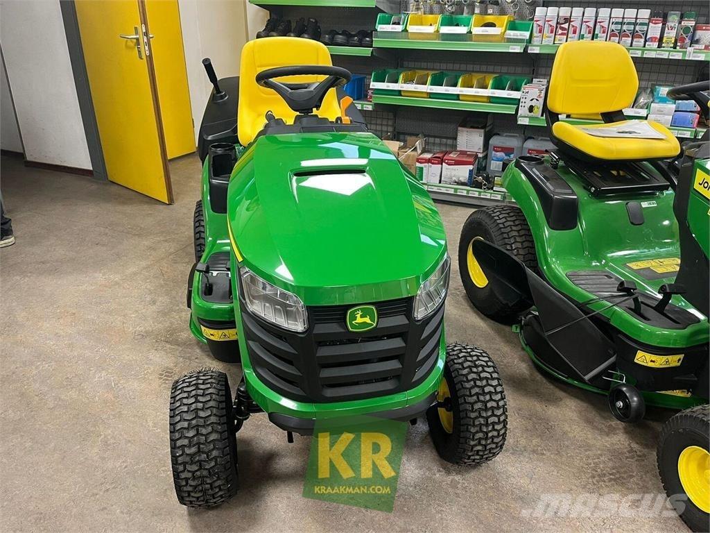 John Deere X147R Mauriņa traktors