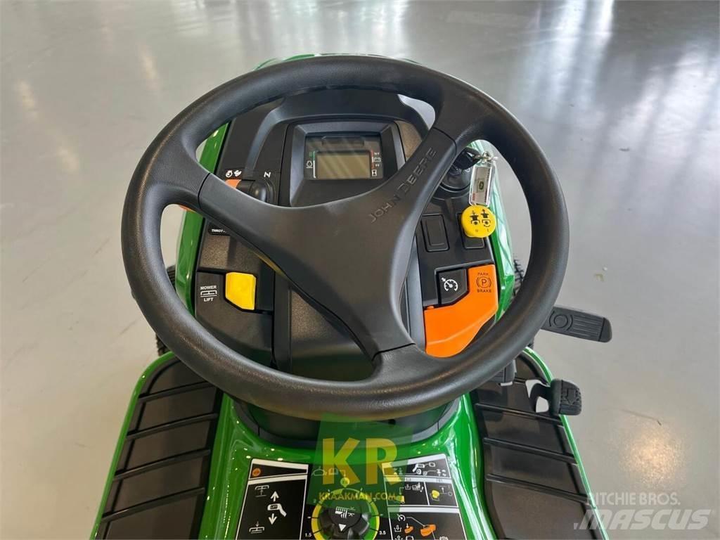 John Deere X380 Mauriņa traktors