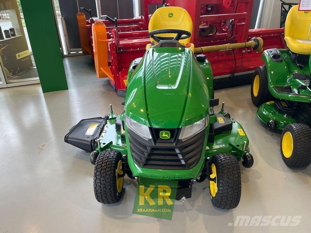 John Deere X380 Mauriņa traktors