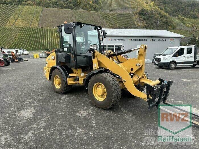 CAT 907 Iekrāvēji uz riteņiem