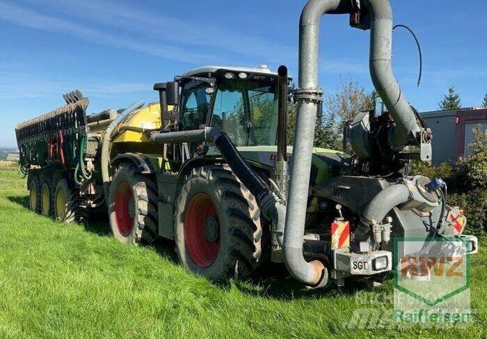CLAAS XERION 3800 TRAC Mēslojuma izkliedētājs