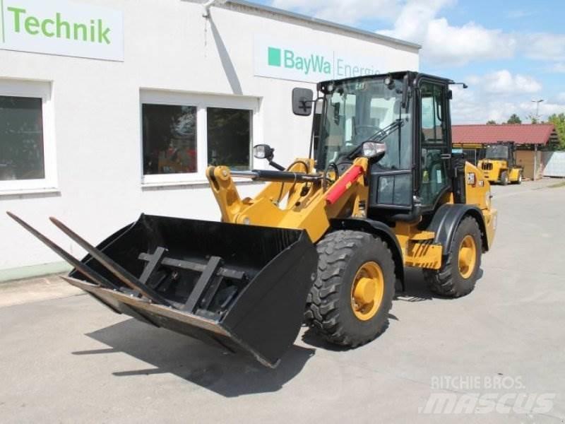 CAT 907 Iekrāvēji uz riteņiem
