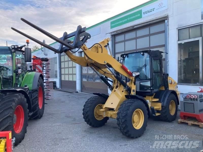 CAT 908 Iekrāvēji uz riteņiem