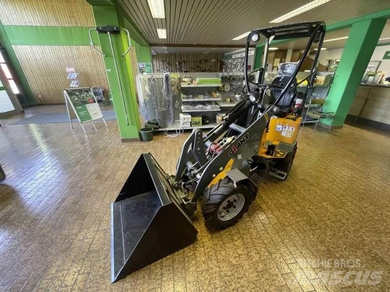 GiANT G1200 Lietoti riteņu kompaktiekrāvēji
