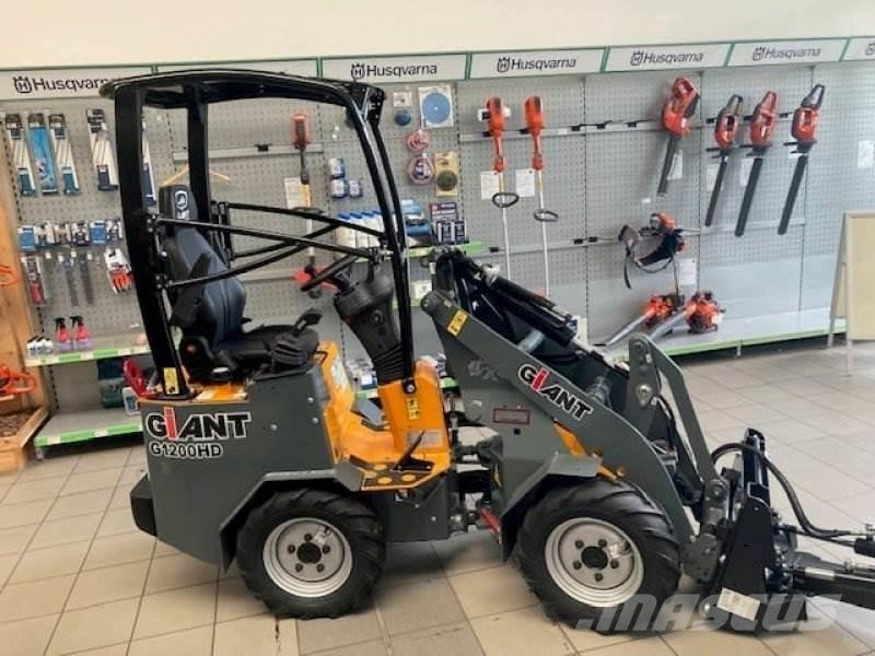 GiANT G1200 Lietoti riteņu kompaktiekrāvēji
