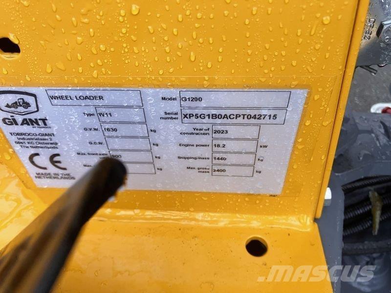 GiANT G1200 Lietoti riteņu kompaktiekrāvēji