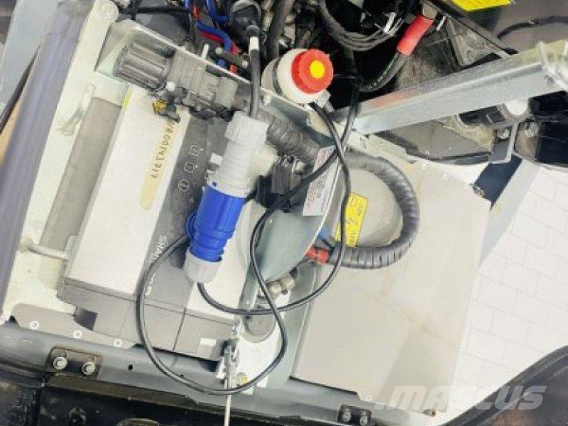 GiANT G2200E Lietoti riteņu kompaktiekrāvēji