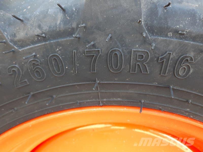 Kubota L1-382 Kompaktie traktori