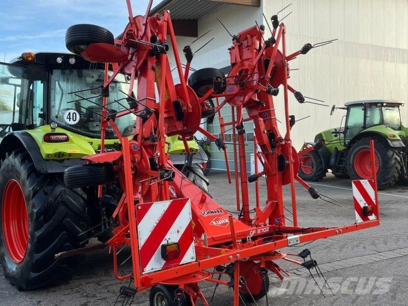 Kuhn GF 8702 Grābekļi un siena ārdītāji