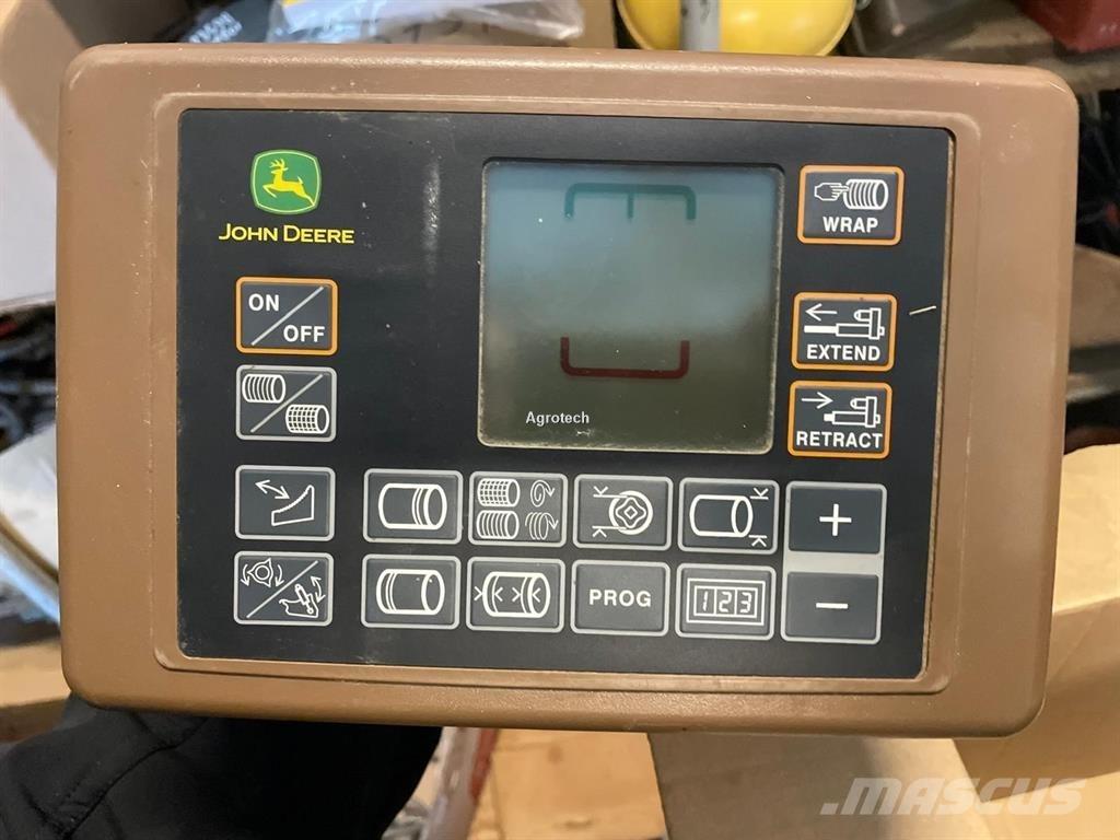 John Deere V451M Rituļu preses