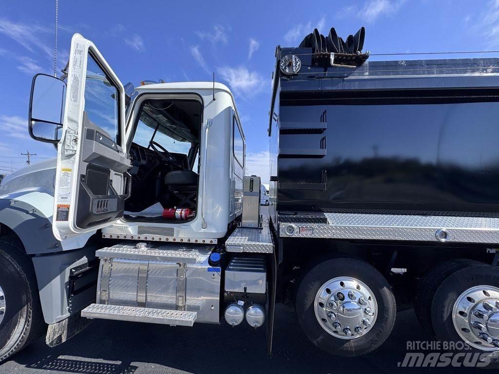 Mack GR64F Pašizgāzējs