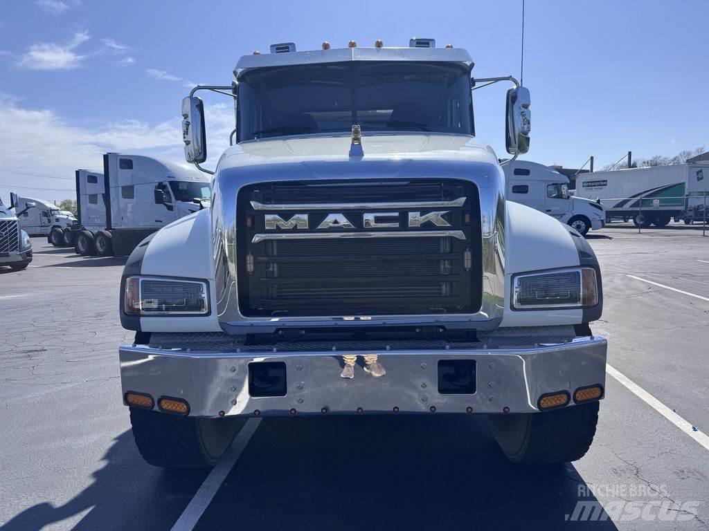 Mack GR64F Pašizgāzējs