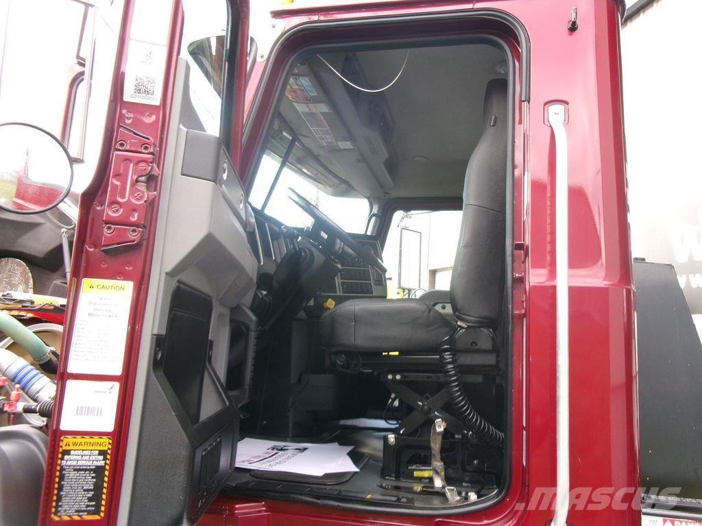 Mack GR64F Pašizgāzējs