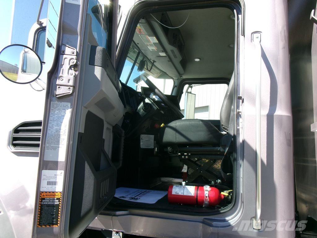 Mack GR64FR Pašizgāzējs