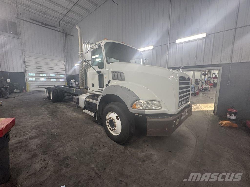 Mack GU813 Šasija ar kabīni