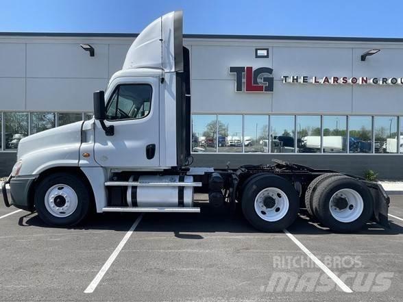 Freightliner CASCADIA 126 Vilcēji