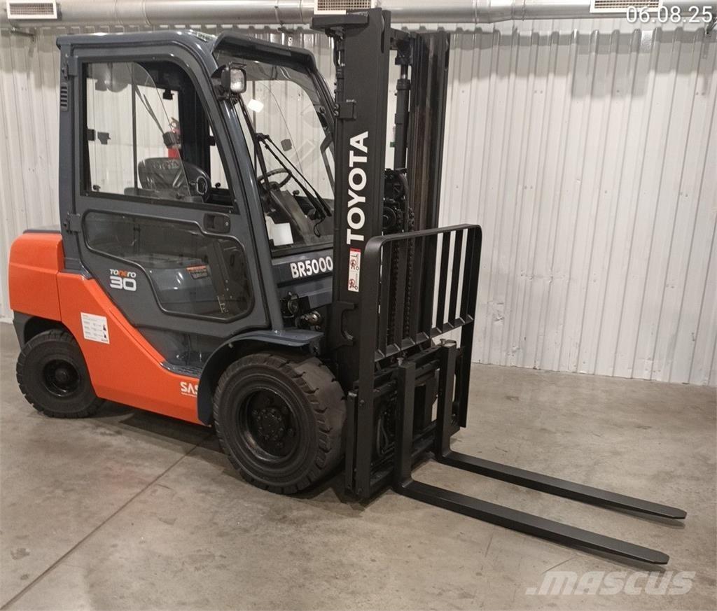 Toyota 02-8FDF30 Tehnika ar dīzeļa dzinēju