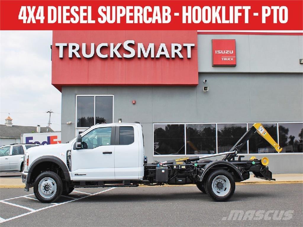 Ford F550 Treileri ar āķi