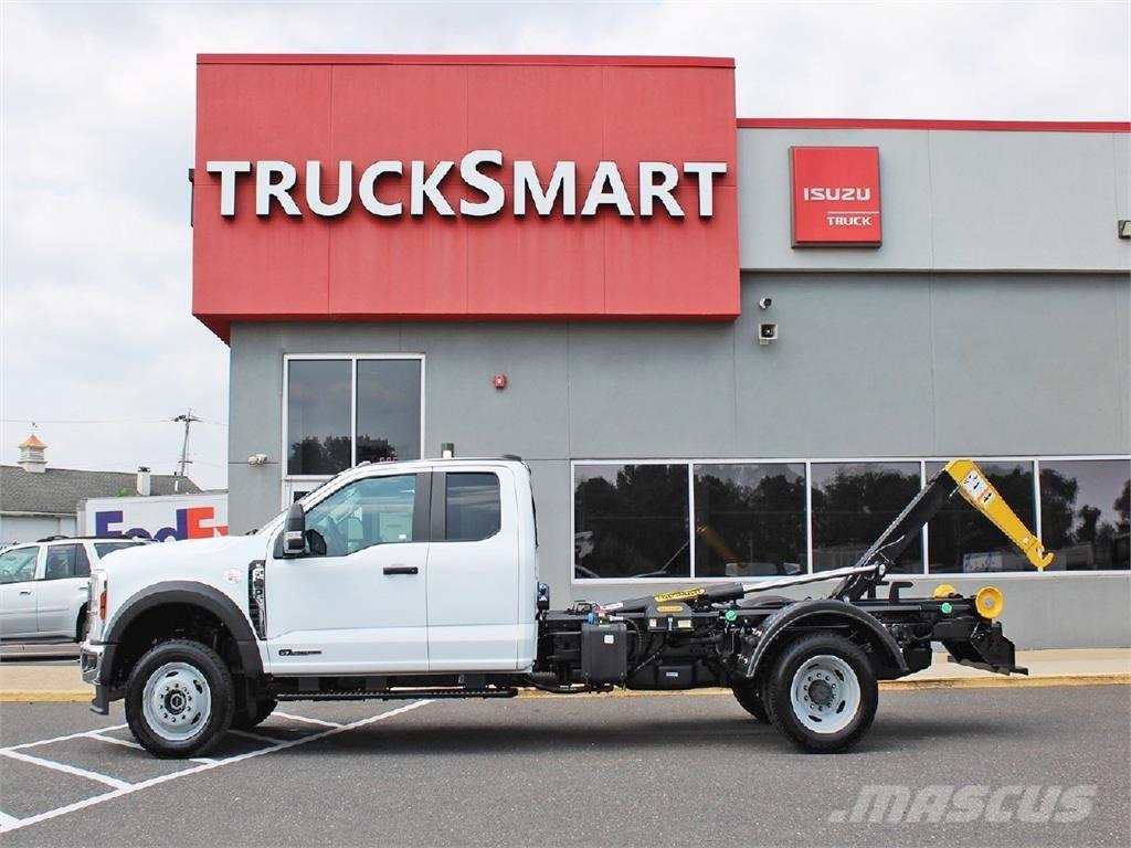 Ford F550 Treileri ar āķi