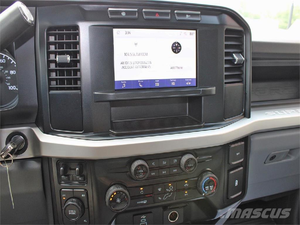 Ford F550 Treileri ar āķi