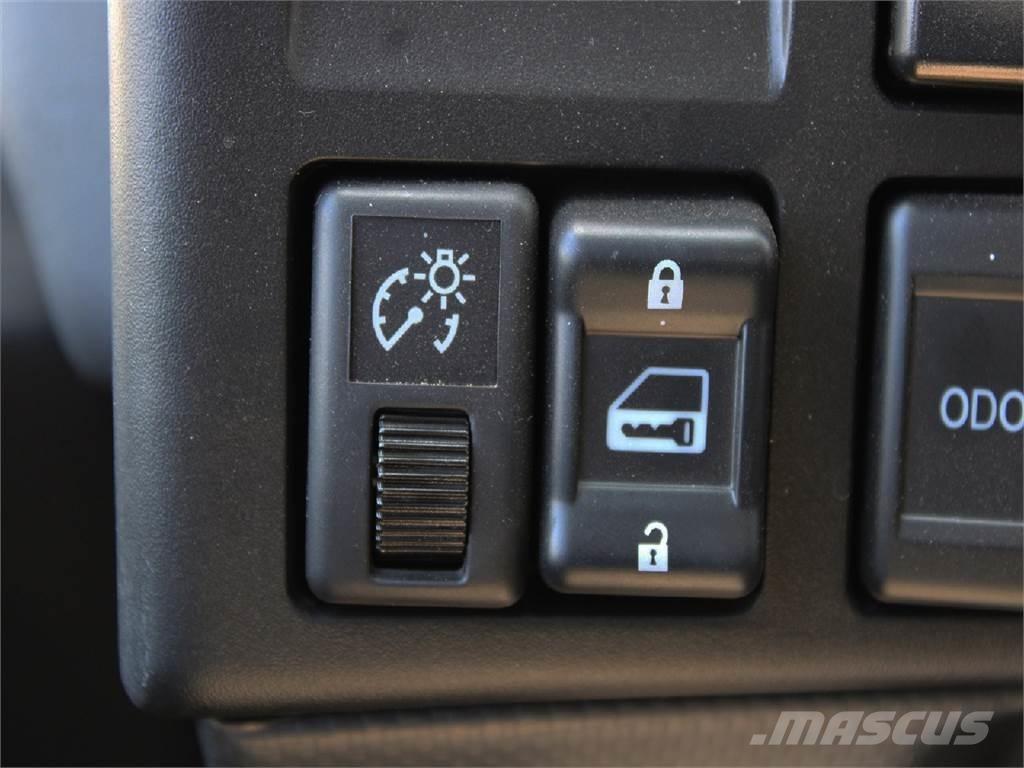 Isuzu NPR-HD Treileri ar āķi