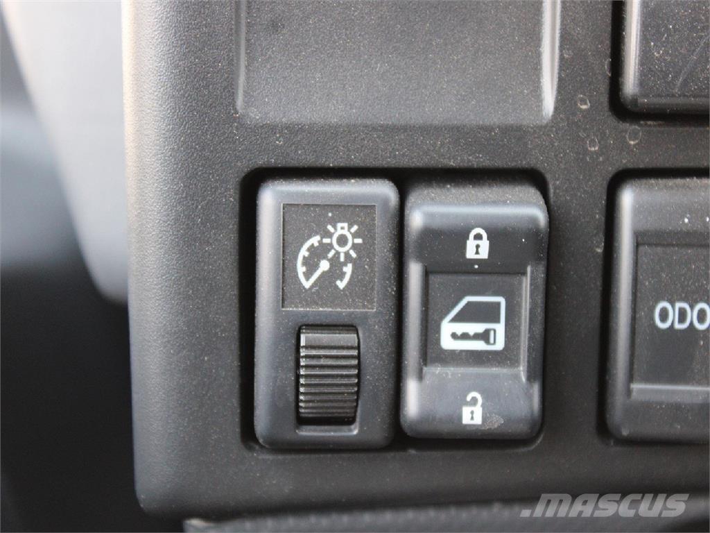 Isuzu NPR-HD Treileri ar āķi