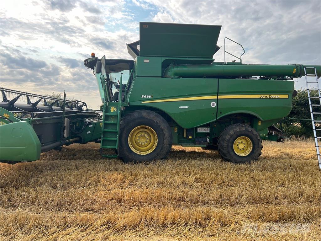 John Deere S685I Ražas novākšanas kombaini
