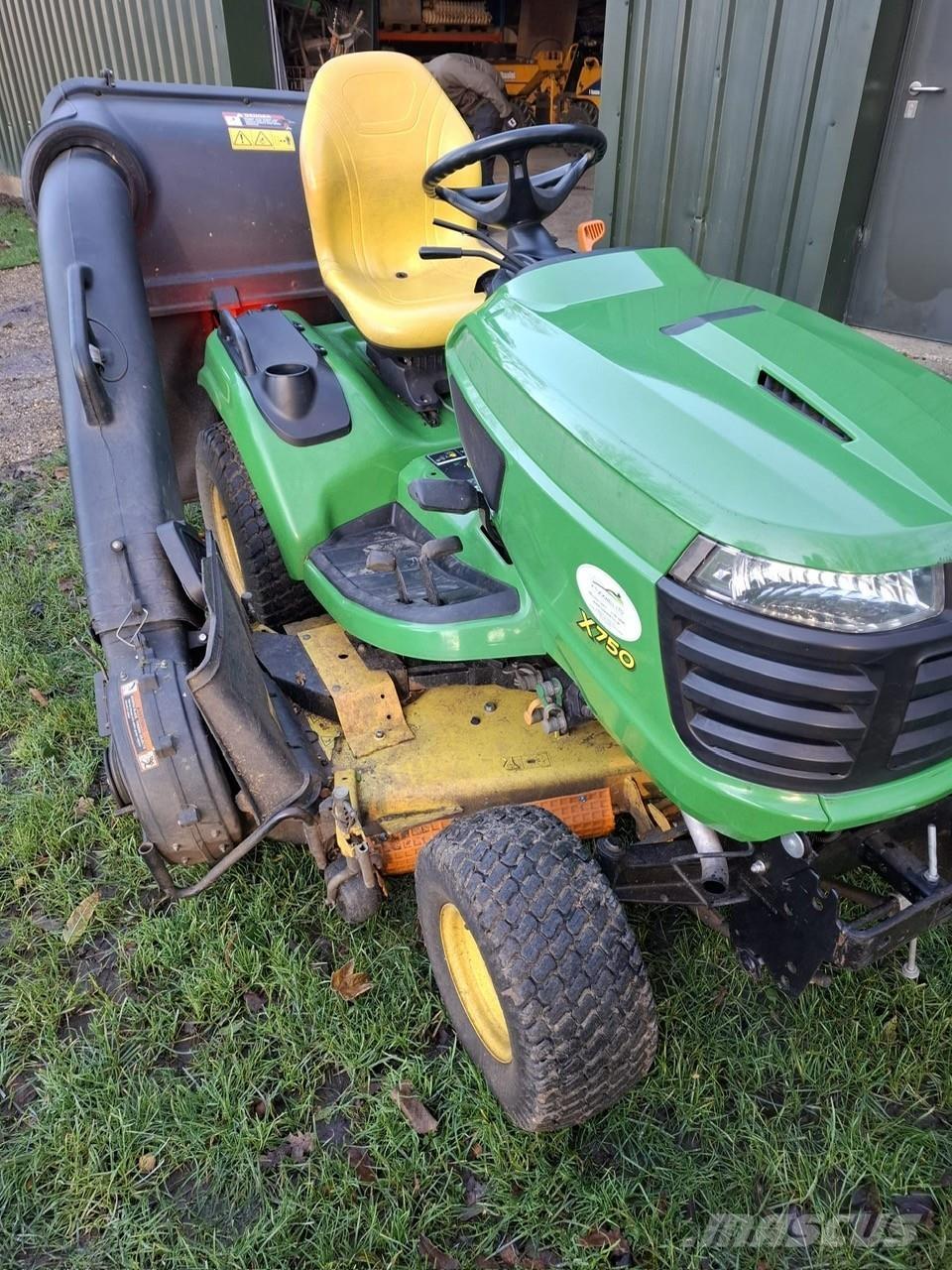 John Deere X750 Pļaujmašīnas