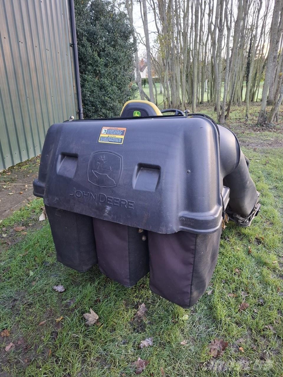 John Deere X750 Pļaujmašīnas