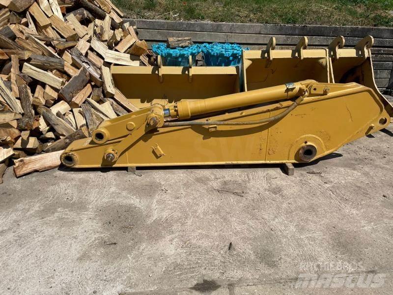 CAT 320 Strēles un kausi