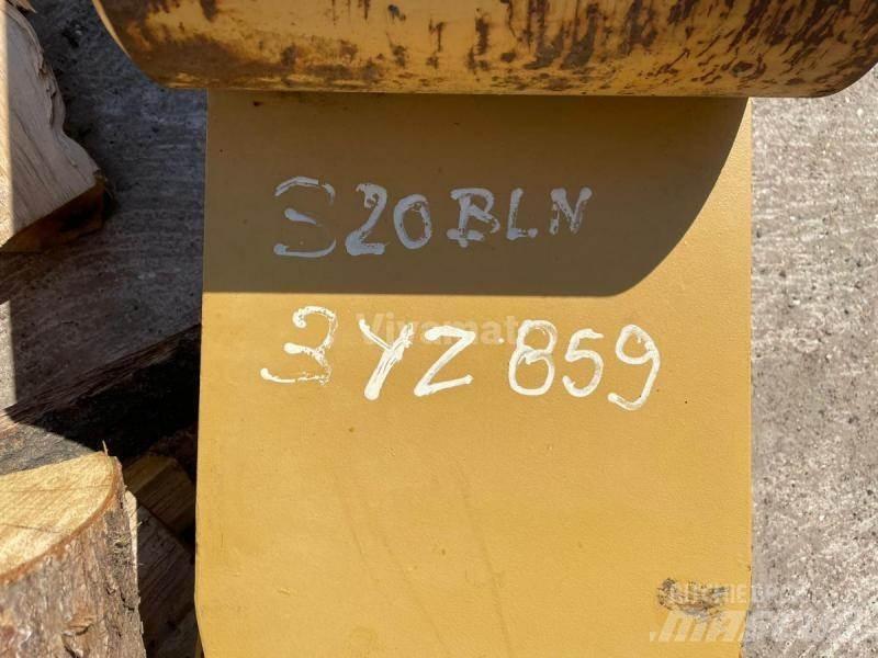 CAT 320 Strēles un kausi