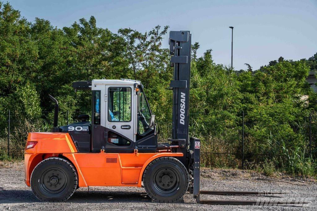 Doosan D 90-S-7 Tehnika ar dīzeļa dzinēju