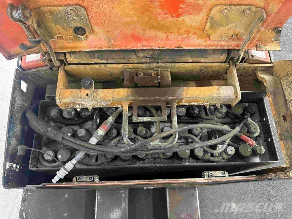 Toyota LPE 200 Zemie palešu pacēlāji