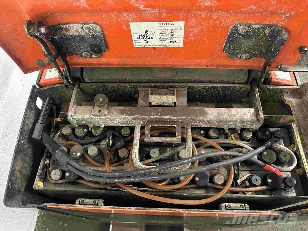 Toyota LPE 200 Zemie palešu pacēlāji