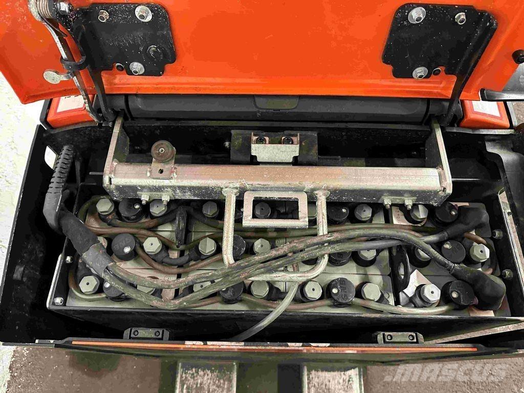 Toyota LPE 200 Zemie palešu pacēlāji