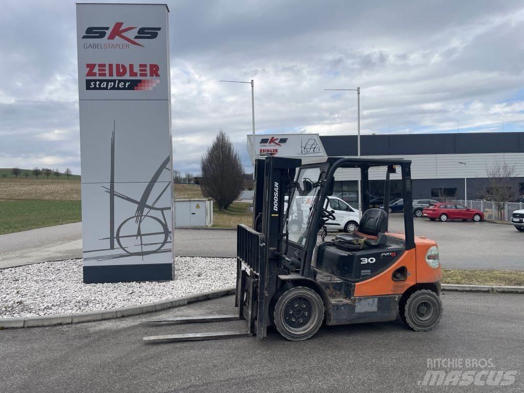 Doosan D30S-5 Tehnika ar dīzeļa dzinēju