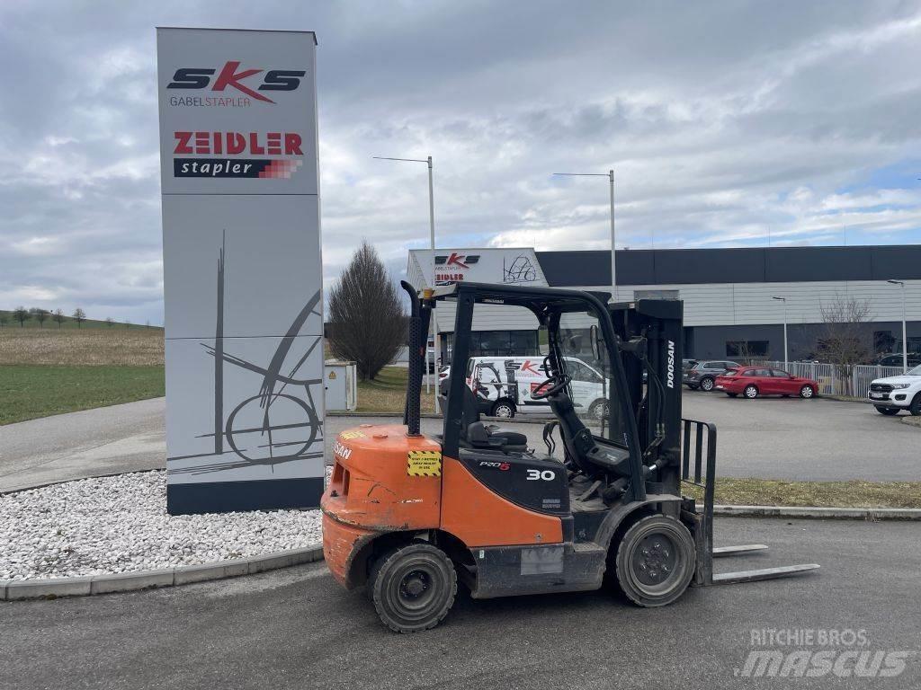 Doosan D30S-5 Tehnika ar dīzeļa dzinēju