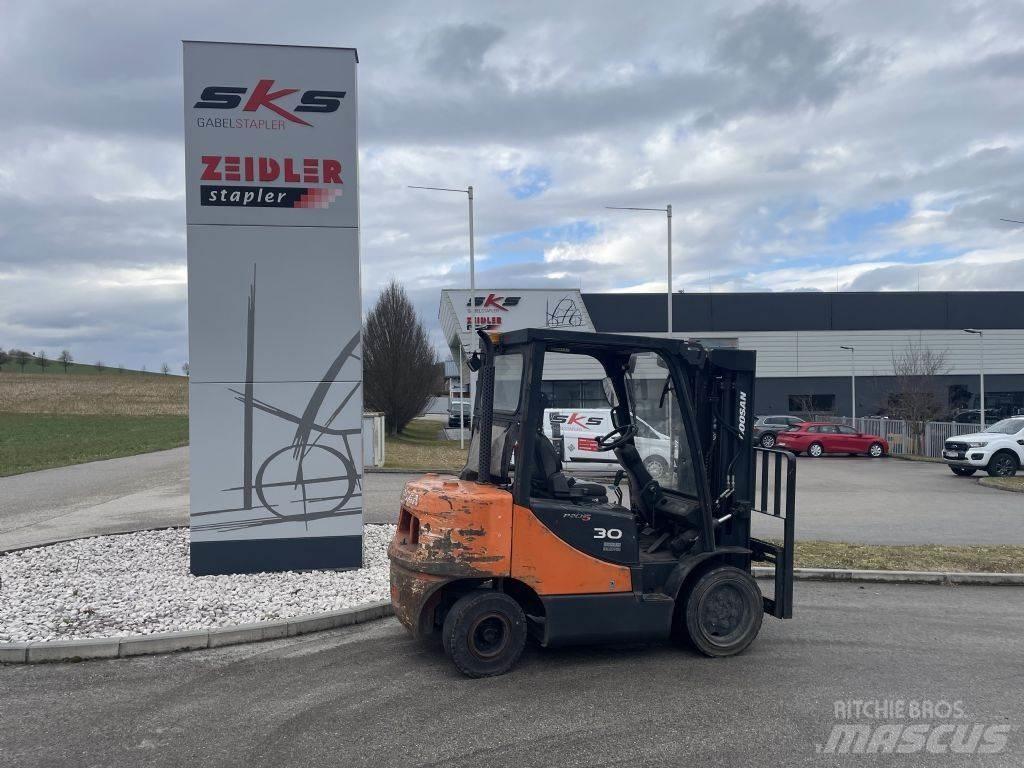 Doosan D30S-5 Tehnika ar dīzeļa dzinēju