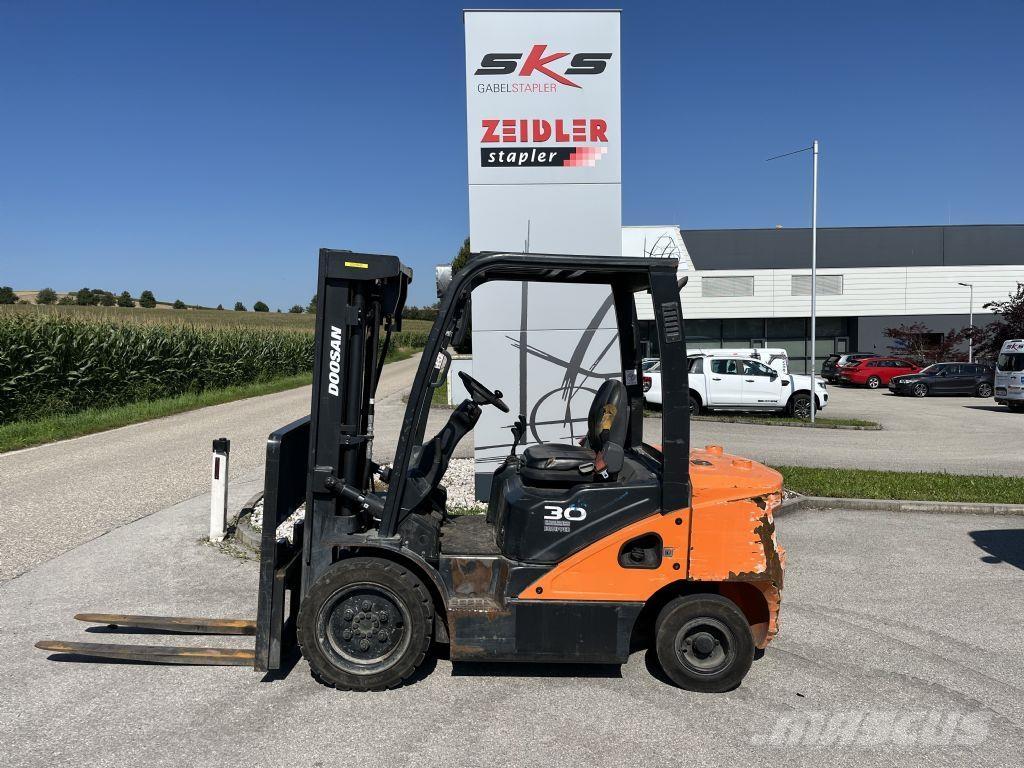 Doosan D30S-7 Tehnika ar dīzeļa dzinēju