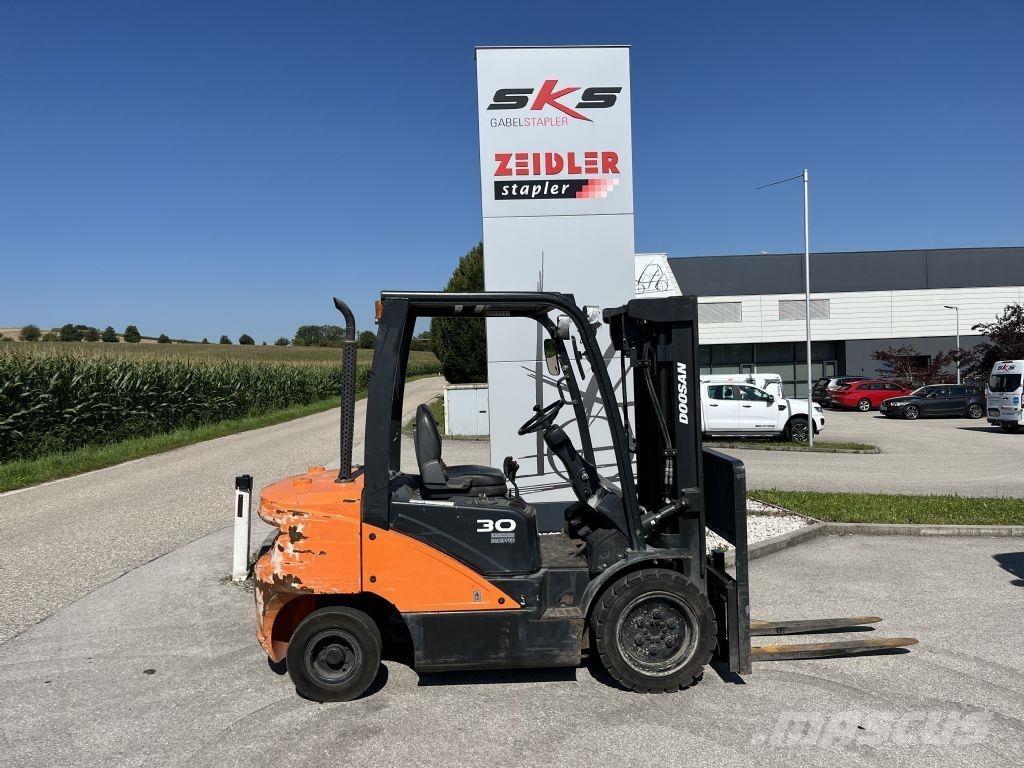 Doosan D30S-7 Tehnika ar dīzeļa dzinēju