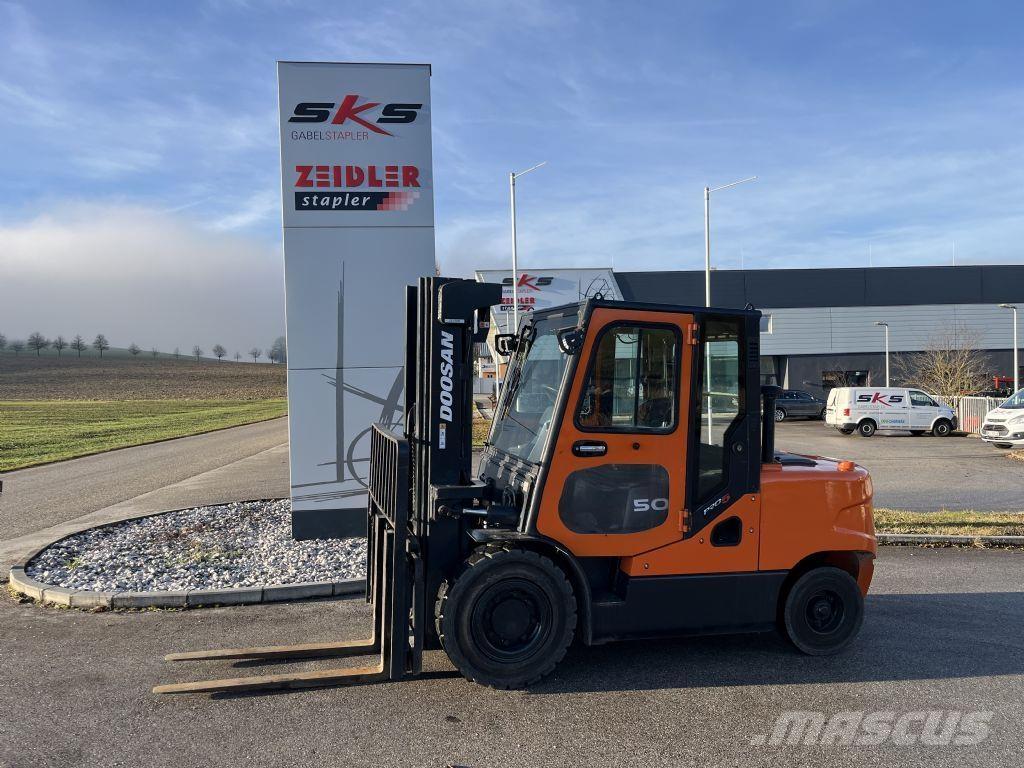 Doosan D50C-5 Tehnika ar dīzeļa dzinēju