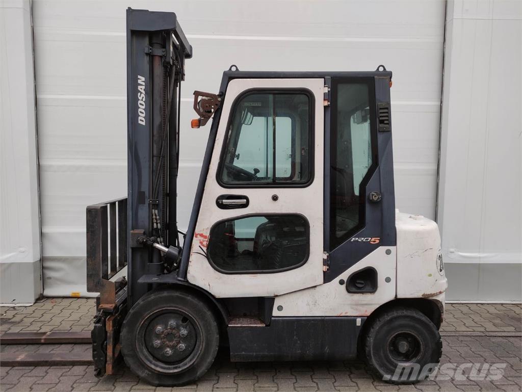 Doosan D25S-5 Tehnika ar dīzeļa dzinēju