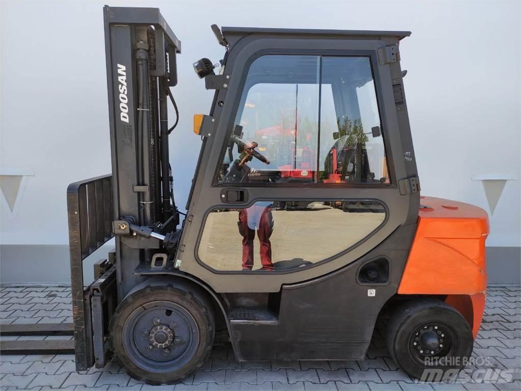 Doosan D30 GP Tehnika ar dīzeļa dzinēju