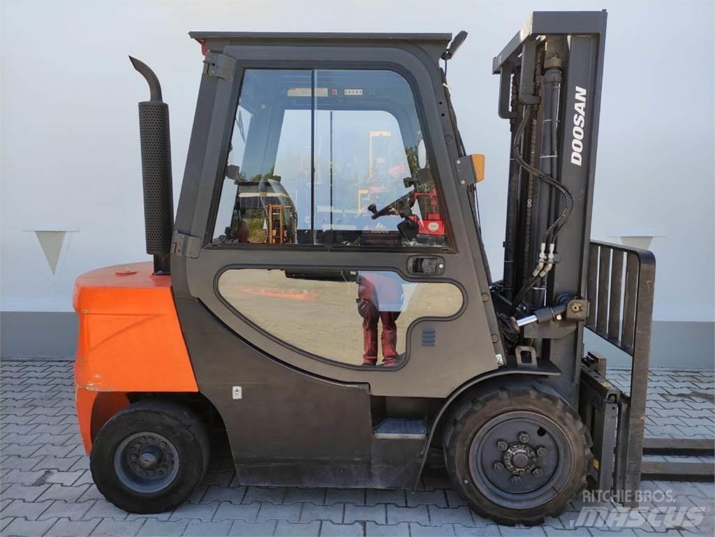 Doosan D30 GP Tehnika ar dīzeļa dzinēju