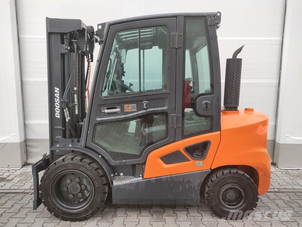 Doosan D35C-9 Tehnika ar dīzeļa dzinēju