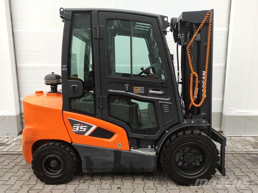 Doosan D35C-9 Tehnika ar dīzeļa dzinēju