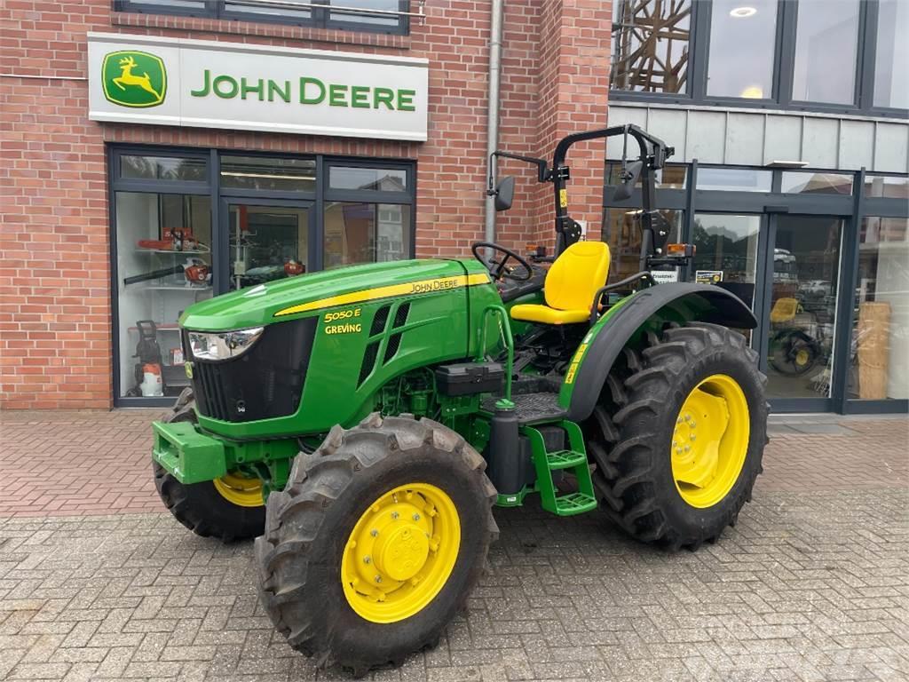 John Deere 5050E + Wagenanhängevorrichtung Traktori